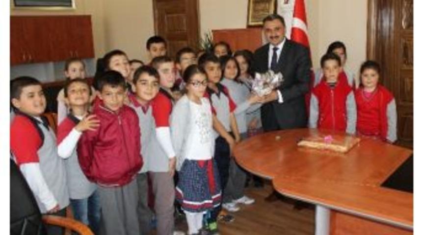 &Ouml;ğrenciler, Belediye Başkanı Cabbar'ı Ziyaret Etti