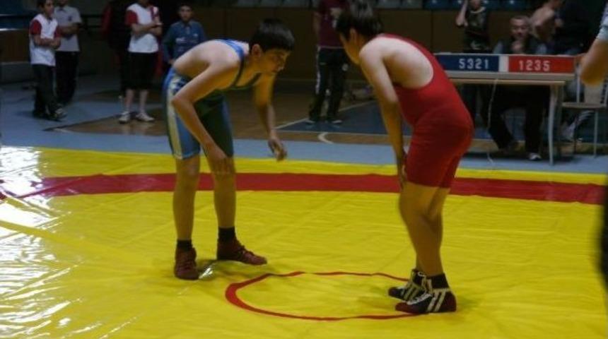 G&uuml;reş&ccedil;iler Minderde Kıyasıya M&uuml;cadele Etti