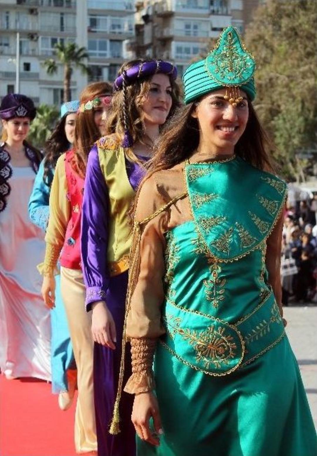 Mersin'de Renkli Yıl Sonu Sergi Şenliği