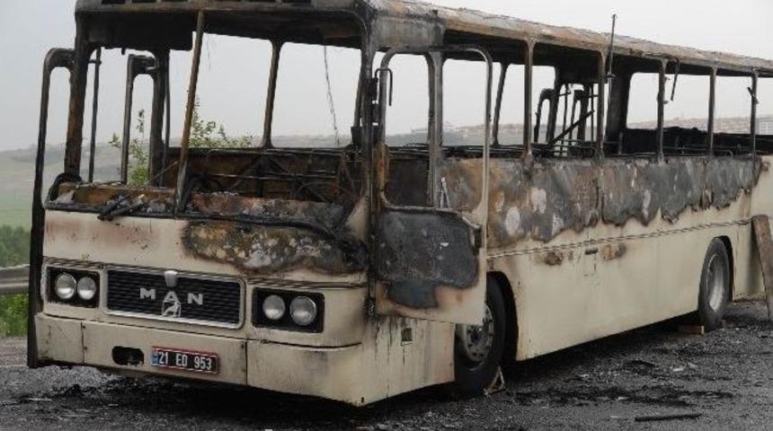 Diyarbakır&rsquo;da Servis Aracı Ateşe Verildi
