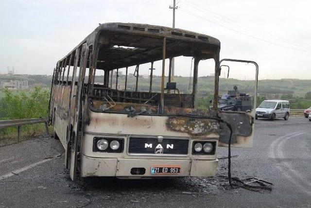 Diyarbakır’da Servis Aracı Ateşe Verildi