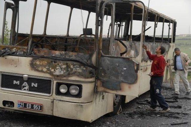 Diyarbakır’da Servis Aracı Ateşe Verildi