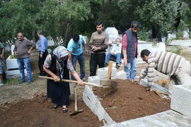 Hıristiyan Öldü Müslüman Gibi Gömüldü