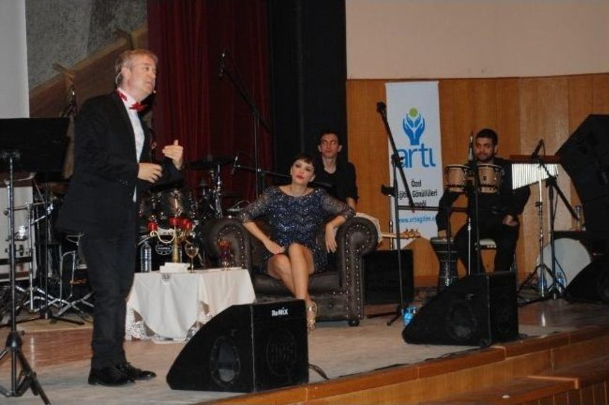 &lsquo;ve Kadınlar Ve Adamlar&rsquo; M&uuml;zikali Coşturdu