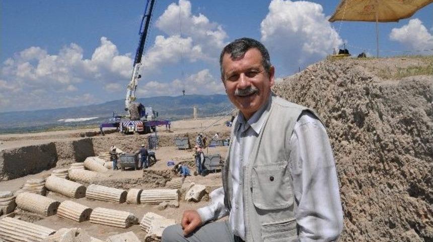 Bin 500 &Ouml;nceki Depremde Yıkılan S&uuml;tunlar Ayağa Kaldırılıyor