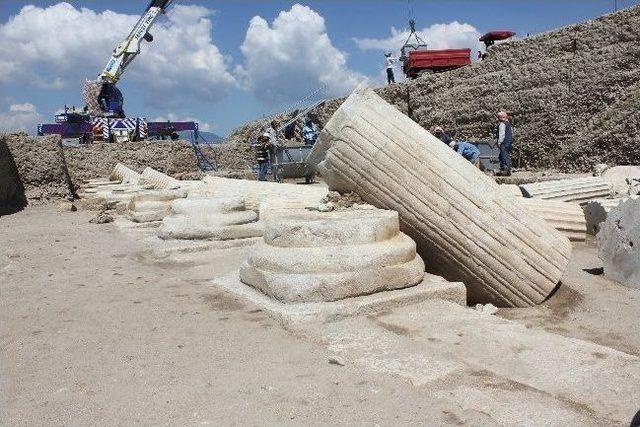 Bin 500 Önceki Depremde Yıkılan Sütunlar Ayağa Kaldırılıyor