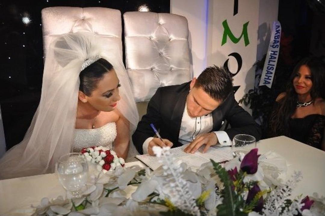 Trabzonspor'lu Futbolcular G&ouml;khan Alsan'ın D&uuml;ğ&uuml;n&uuml;nde Galatasaray Ma&ccedil;ı &Ouml;ncesi Stres Attı