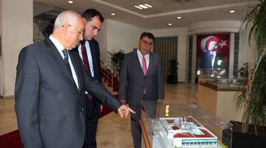 Başkan Yaşar, Taşdelen&rsquo;e Belediyeyi Gezdirdi