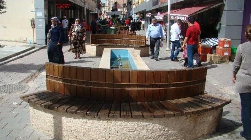 Kimse Oturmasın Diye Banklara Zift D&ouml;kt&uuml;ler