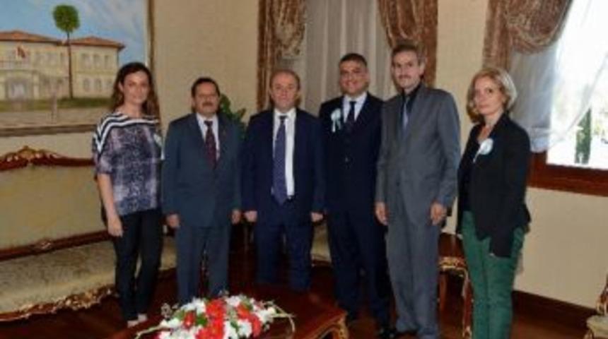 Vakıflar B&ouml;lge M&uuml;d&uuml;r&uuml; Gen&ccedil;&rsquo;ten Vali &Ouml;zt&uuml;rk&rsquo;e Ziyaret