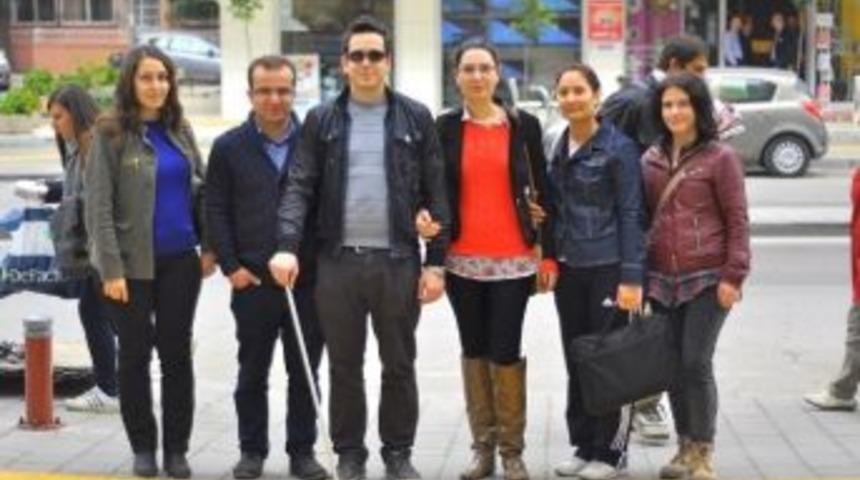 İzmir &Uuml;niversitesi'nden "senin Engelin Benim Yolum" Projesi