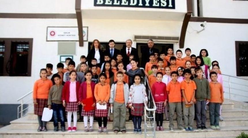 İlkokul &Ouml;ğrencileri Belediye Başkanı Şahin'i Makamında Ziyaret Ettiler