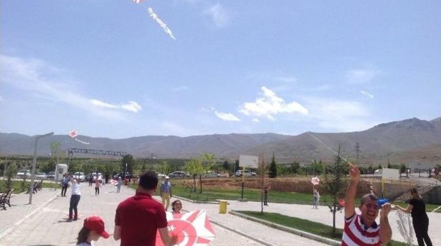 Minikler U&ccedil;urtma Şenliğinde Stres Attı