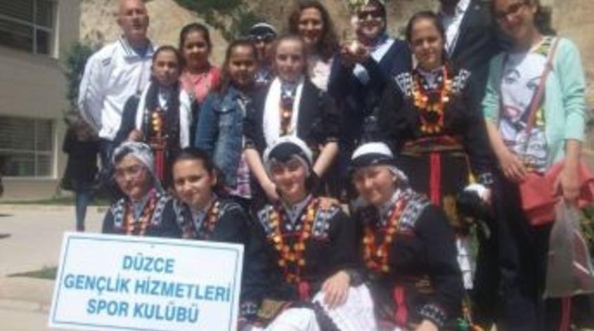 Halk Oyunları Yıldızlar Ekibinden D&uuml;zce&rsquo;ye &Uuml;&ccedil;&uuml;nc&uuml;l&uuml;k