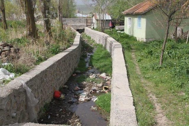 Varto’da Kanal Temizleme Çalışması