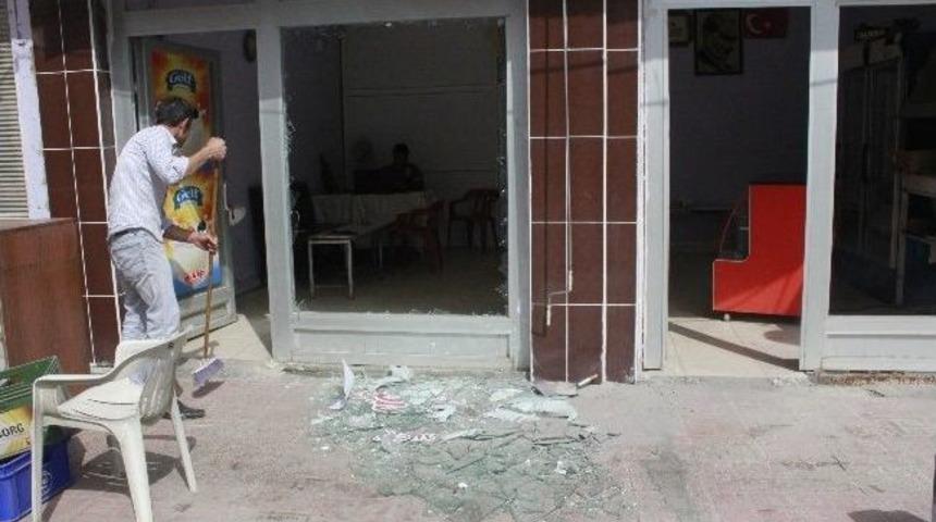 Alkoll&uuml; Suriyeli İş Yerlerinin Camlarını Kırdı
