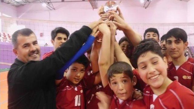 Minikler Voleybolcular Bölge Şampiyonu Oldu