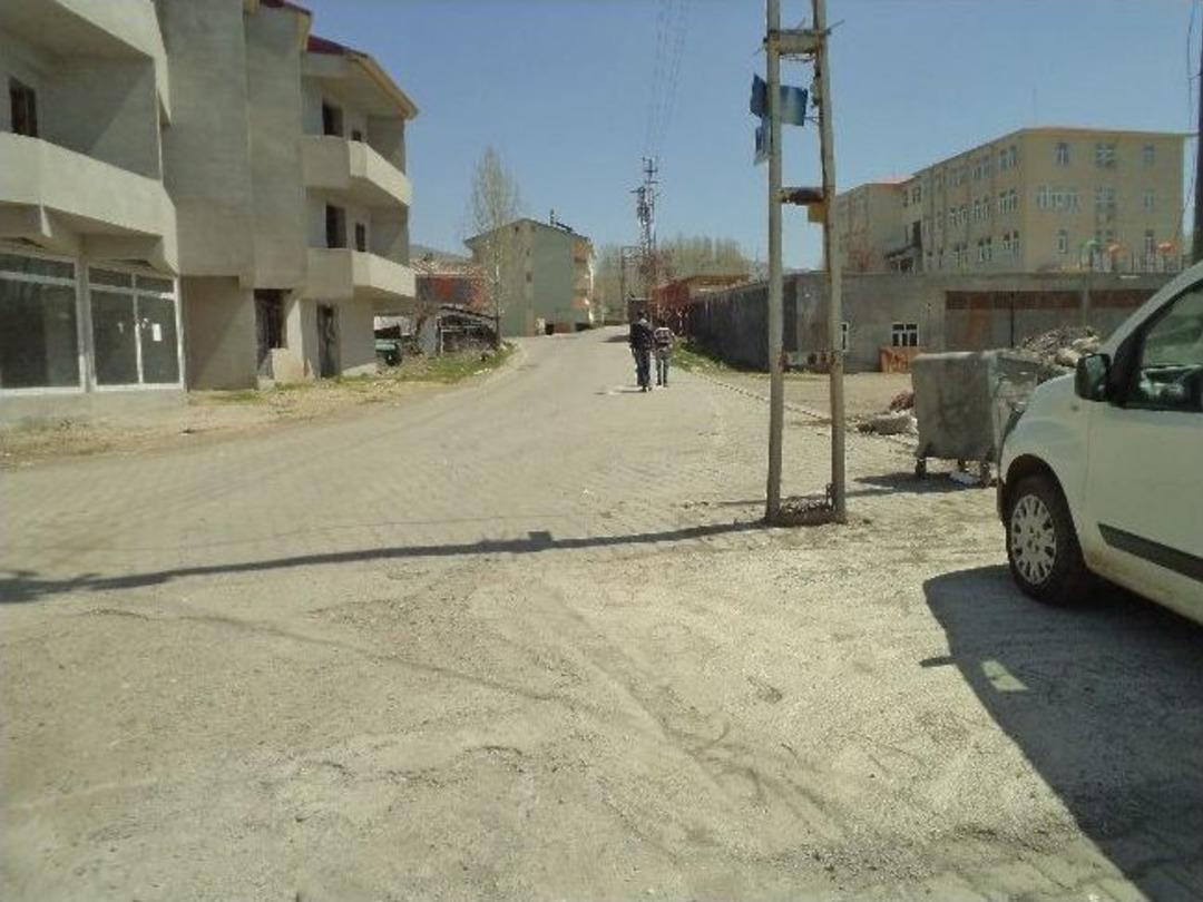 Elektrik Direği Yol Ortasında Kaldı