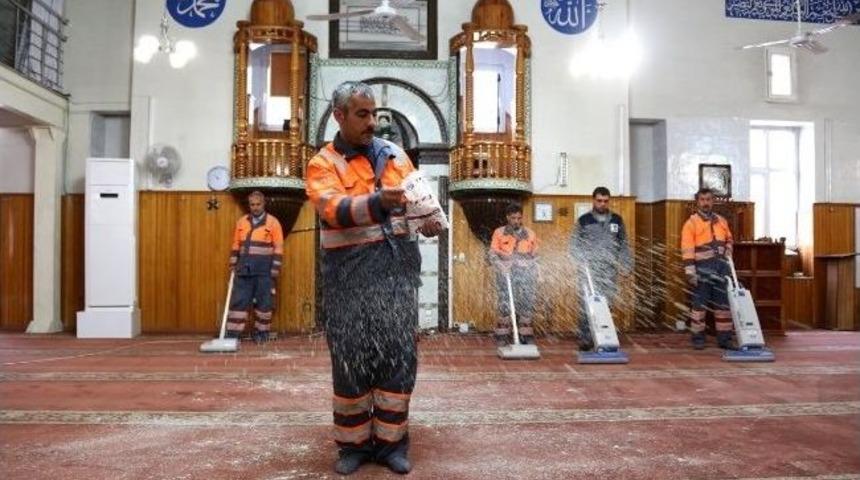 Şehitk&acirc;mil İl&ccedil;esinde Camiler Pırıl Pırıl