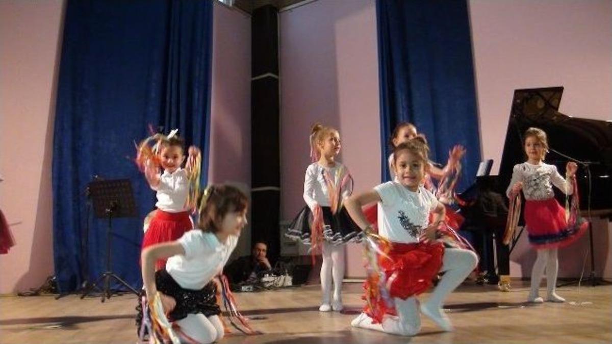 Miniklerin 'anneler G&uuml;n&uuml;' G&ouml;sterisi B&uuml;y&uuml;ledi