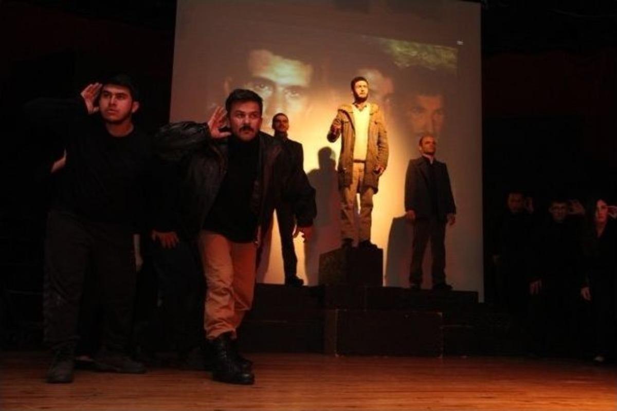 Gaziemir'de Nazım Sahnesi'nde &Uuml;&ccedil; Fidan