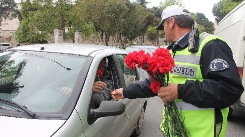 Polisten S&uuml;r&uuml;c&uuml;lere Karanfil