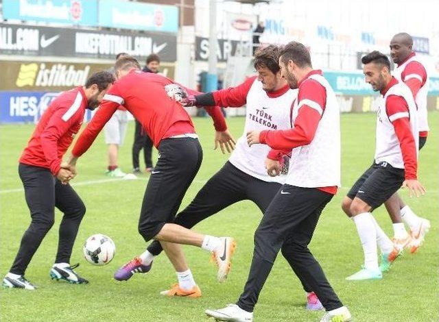 Trabzonspor, Galatasaray Ma&ccedil;ı Hazırlıklarını S&uuml;rd&uuml;rd&uuml; 2