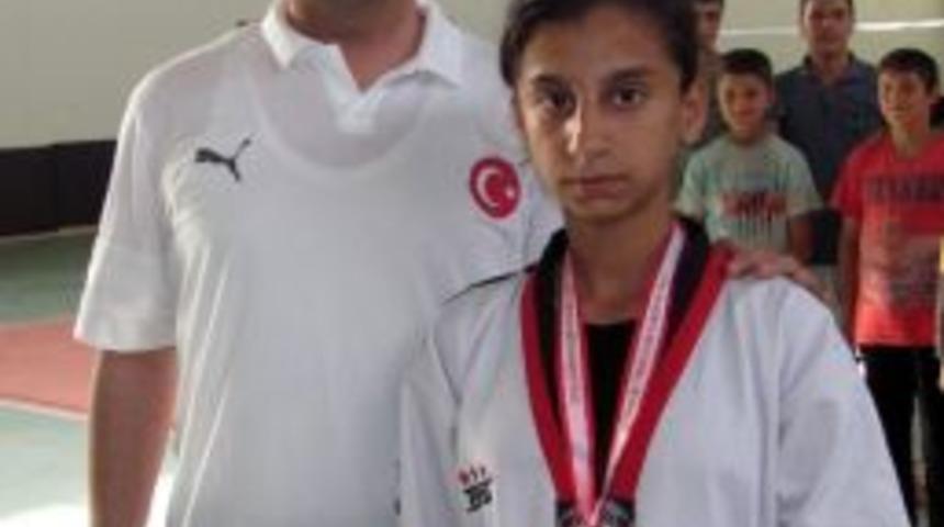 T&uuml;rkiye 3. Olan Arabanlı Minik Tekvandocu İl&ccedil;eye Bronz Madalyayla D&ouml;nd&uuml;