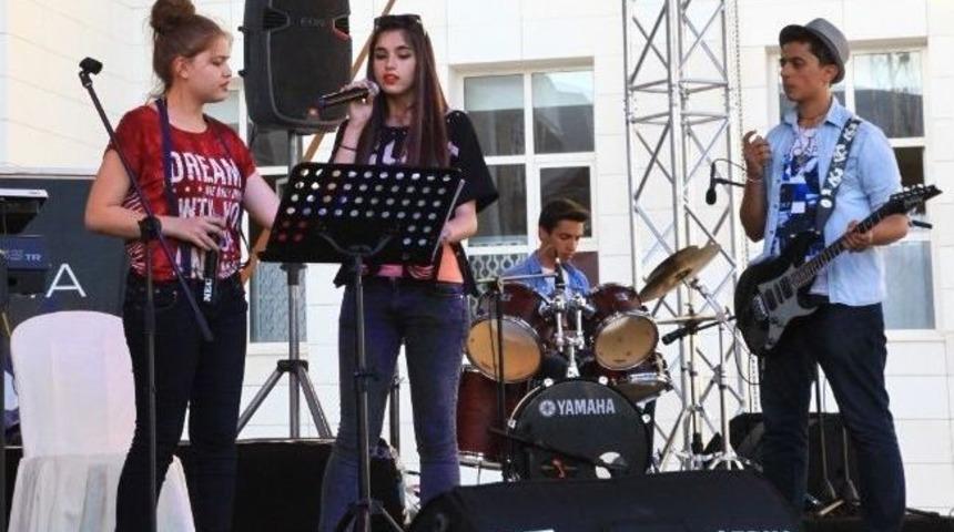 As&uuml;&rsquo;de Mine Gez Konseri