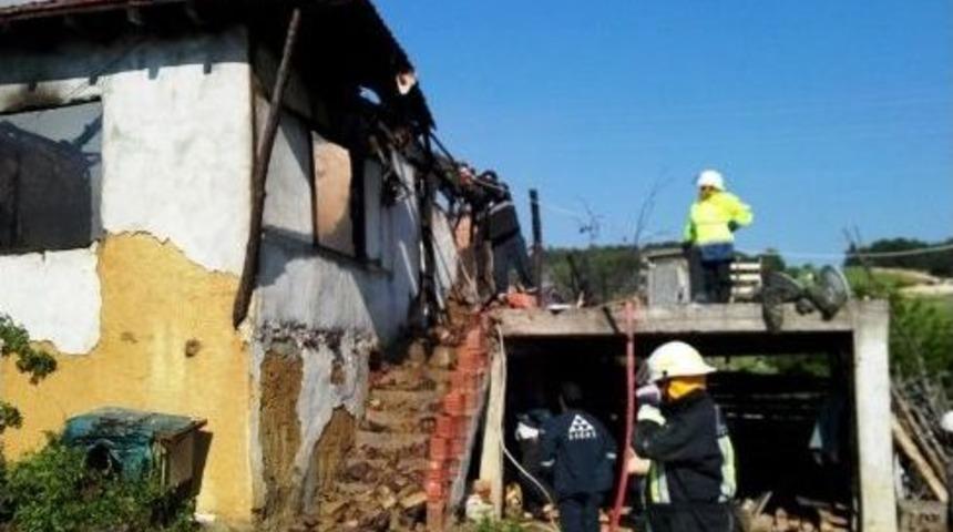 Geyve&rsquo;de Tek Katlı Ahşap Ev Yanarak K&uuml;l Oldu