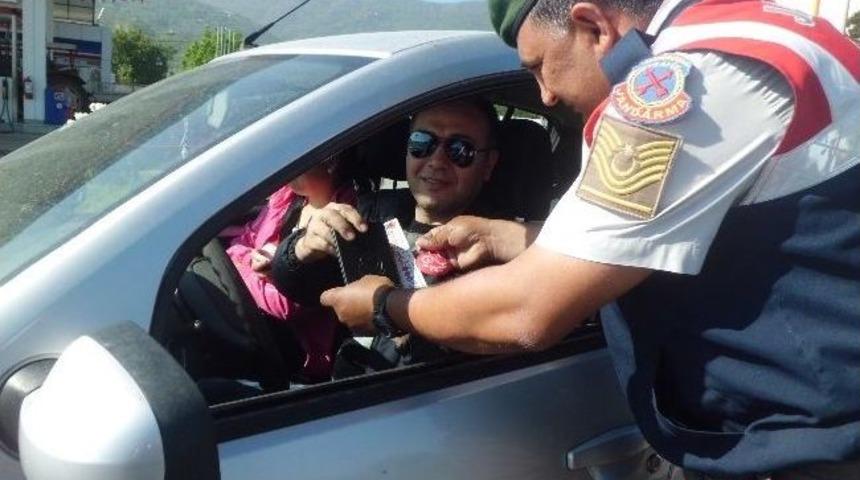 Trafik Timlerinden S&uuml;r&uuml;c&uuml;lere Hediye