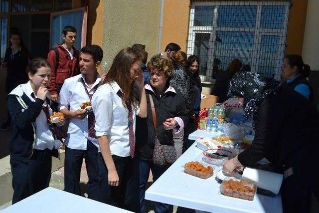 İlik Nakli Yapılacak Arkadaşları İçin Kermes Düzenlediler