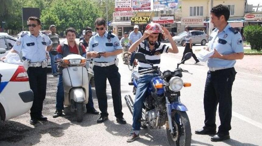 Ehliyetli Motosiklet S&uuml;r&uuml;c&uuml;lerine &Uuml;cretsiz Kask Dağıtıldı