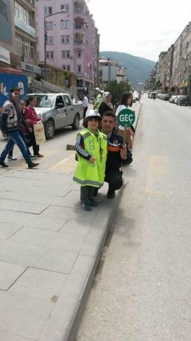 Minik Trafik Polisleri İş Başında