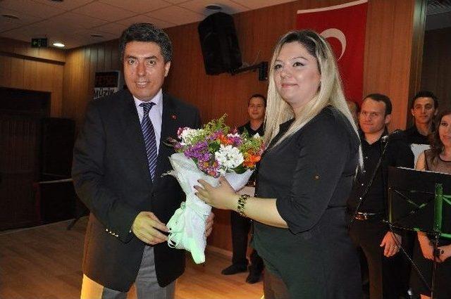 Vali Cengiz Derik te &Ouml;ğretmenlerin Konserine Katıldı 1