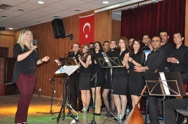 Vali Cengiz Derik te &Ouml;ğretmenlerin Konserine Katıldı 2