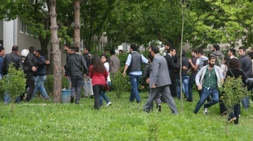 Uludağ &Uuml;niversitesi'nde Taşlı Sopalı Kitap Okuma Kavgası