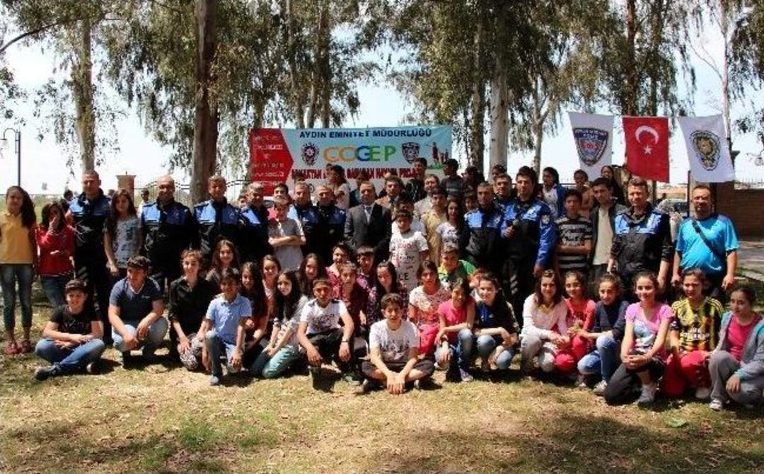 &Ccedil;ocuklar Piknikte Polisle Kaynaştı