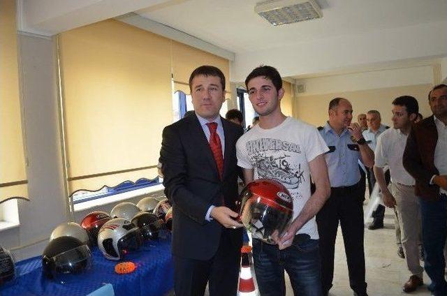 Ortaca Polisi 100 Motosiklet S&uuml;r&uuml;c&uuml;s&uuml;ne Kask Dağıttı 1