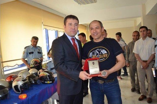 Ortaca Polisi 100 Motosiklet S&uuml;r&uuml;c&uuml;s&uuml;ne Kask Dağıttı 2