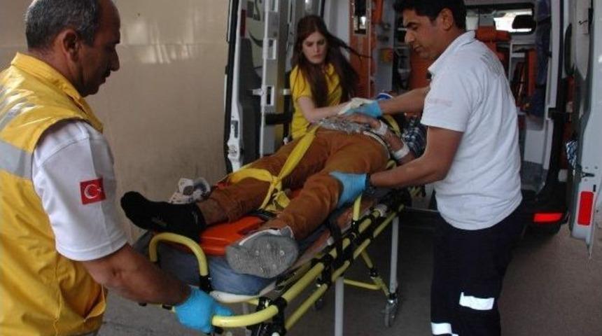 Minib&uuml;s İle Motosiklet &Ccedil;arpıştı: 2'si Ağır 3 Yaralı