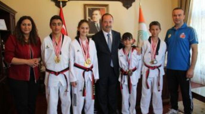 -Başarılı Sporcular Belediye Başkanı G&uuml;rkan&rsquo;ı Ziyaret Etti