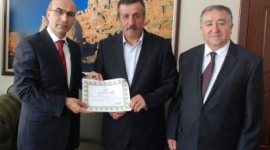 Demirtaş, Fedakar &Ouml;ğretmeni Başarı Belgesi İle &Ouml;d&uuml;llendirdi