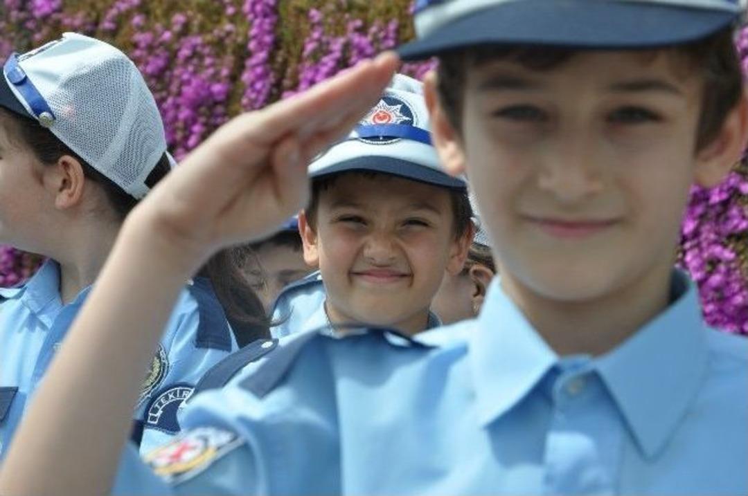 Sivil Polisler Minik Polislerin Denetimine Takıldı