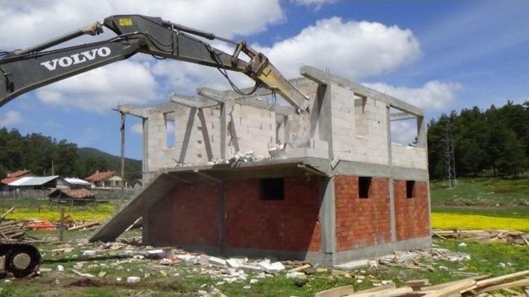 Yaylalarda Ka&ccedil;ak Evler Yıkılıyor