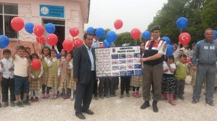 Besni İl&ccedil;e Jandarma Komutanlığı Trafik Haftasını &Ouml;ğrencilerle Kutladı