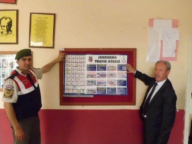 Besni İl&ccedil;e Jandarma Komutanlığı Trafik Haftasını &Ouml;ğrencilerle Kutladı 1
