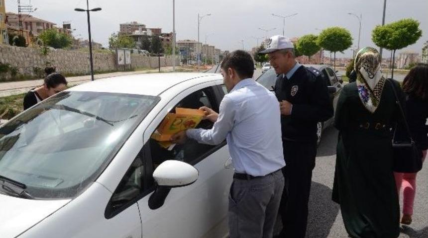 &Uuml;niversite &Ouml;ğrencileri 'emniyet Kemeri Uygulaması' Yaptı