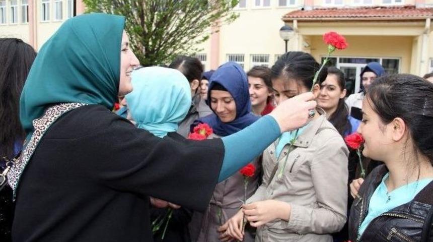 Ak Partili Kadınlar Ebe Adaylarına &Ccedil;i&ccedil;ek Dağıttı