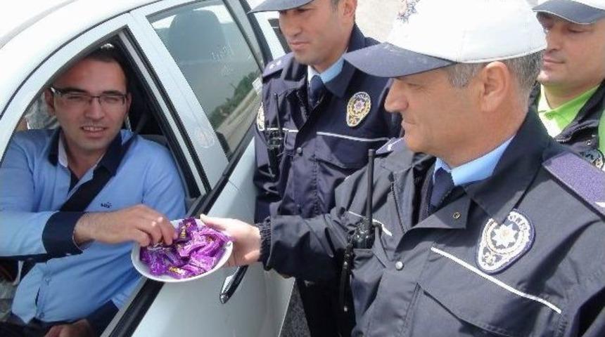 Yozgat Polisinden &Ccedil;ikolatalı Emniyet Kemeri Uygulaması